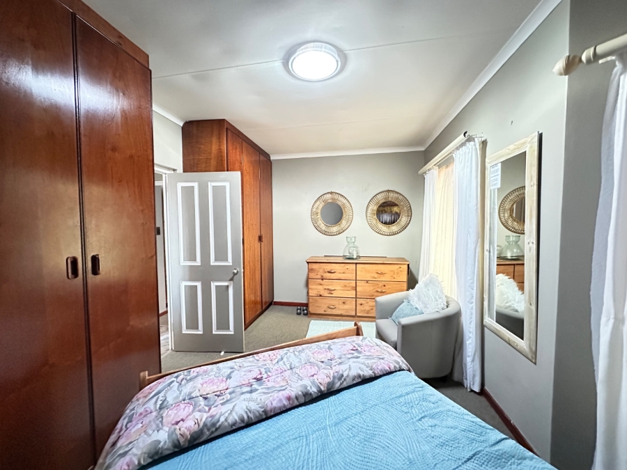 6 Bedroom Property for Sale in Heiderand Western Cape